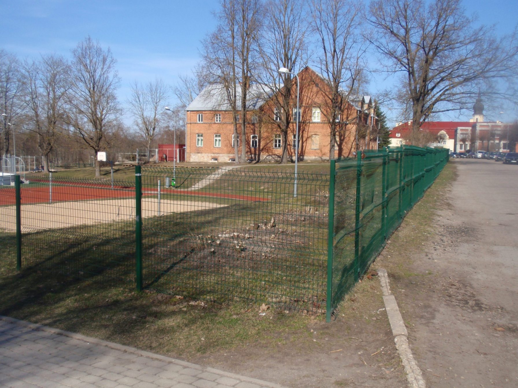 Uncrossable fence or railing